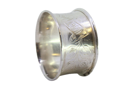 Argola de guardanapo em prata com motivos florais gravados envolvendo cartela para monograma.